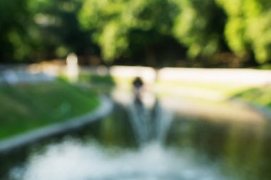 İnsanların eğlence parkının bulanık bir görüntüsü. Çeşmeli ve dolgulu.