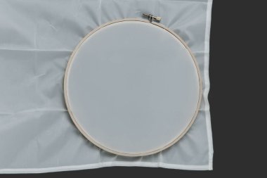 Beyaz tuvalli nakış halkası.