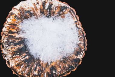 Eski ahşap bir kütüğün resmi.