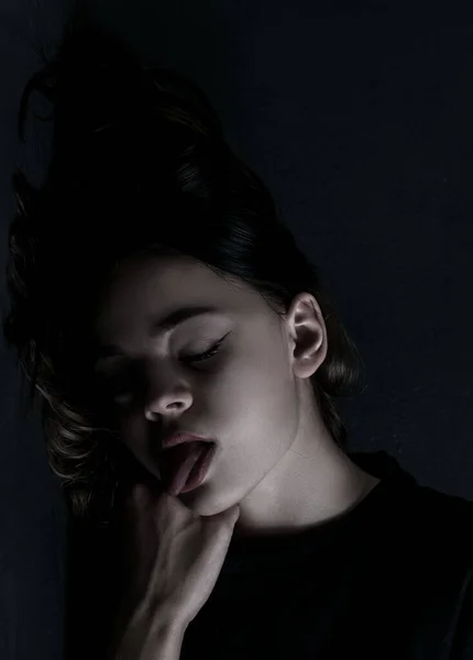 Πορτρέτο Ενός Νεαρού Κοριτσιού Μακιγιάζ Και Μακριά Μαλλιά Στο Σκοτάδι — Φωτογραφία Αρχείου