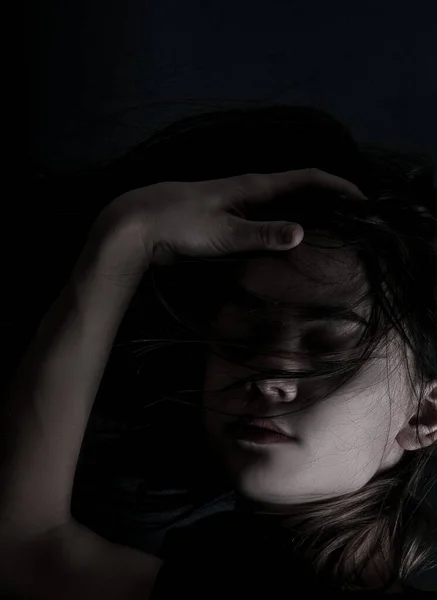 Πορτρέτο Ενός Νεαρού Κοριτσιού Μακιγιάζ Και Μακριά Μαλλιά Στο Σκοτάδι — Φωτογραφία Αρχείου