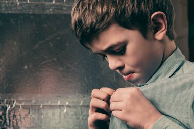 Küçük bir çocuğun portresi.