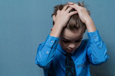 Küçük bir çocuğun portresi.