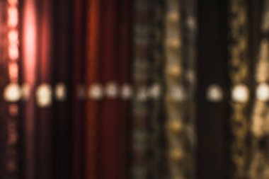 Perdeleri ve tülleri geniş bir mağazada bulunan bir tezgahın bulanık görüntüsü