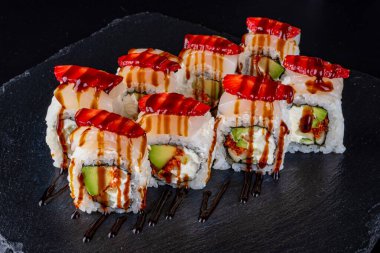 Koyu arkaplana taze Japon suşisi koy.