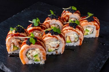 Koyu arkaplana taze Japon suşisi koy.