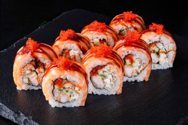 Koyu arkaplana taze Japon suşisi koy.