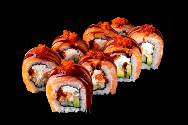 Установить свежие вкусные японские суши на темном фоне — стоковое фото