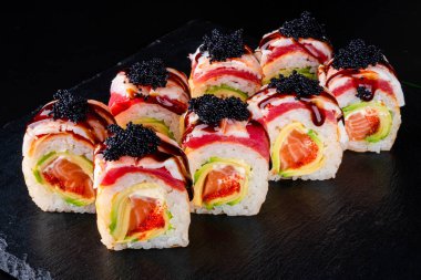 Koyu arkaplana taze Japon suşisi koy.