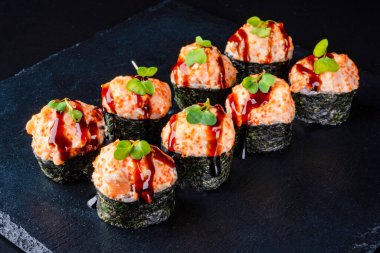 Koyu arkaplana taze Japon suşisi koy.