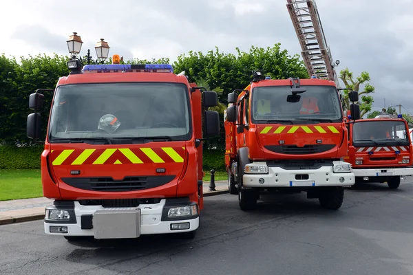 Tres camiones de bomberos estacionados — Foto de Stock