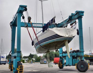 tekneler Harbor'da kaldırma vinç