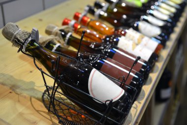 Kırmızı ve beyaz şarap şişe