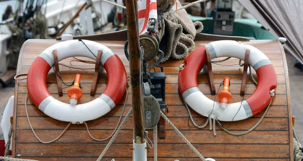 Lifebuoy на борту — стоковое фото