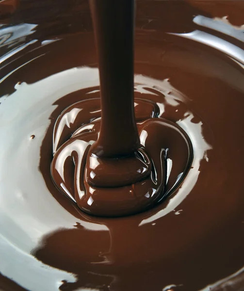 Un sacco di cioccolato che cade dall'alto — Foto Stock