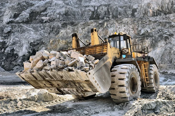 Wheel loader maskin lossning stenar — Stockfoto