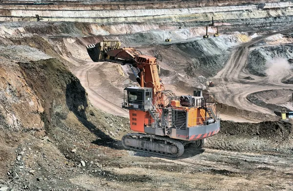 man silhouet toespraak tot microfoon