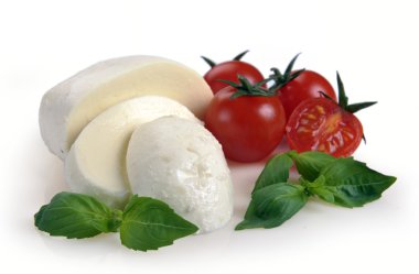 Mozzarella peyniri domates fesleğen