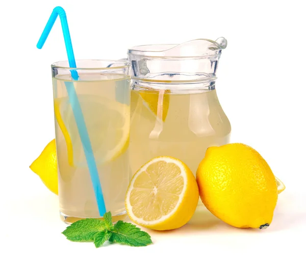 柠檬果汁和水果 — 图库照片