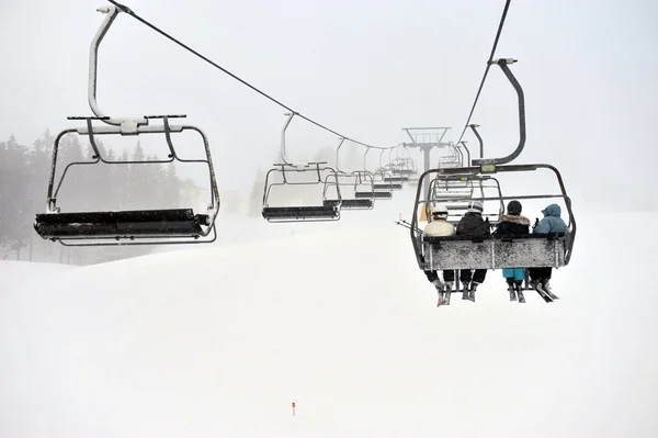 Wyciąg narciarski krzesła — Zdjęcie stockowe