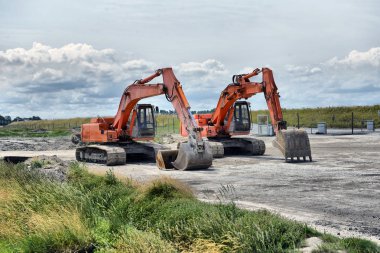 sitede iki Ekskavatör