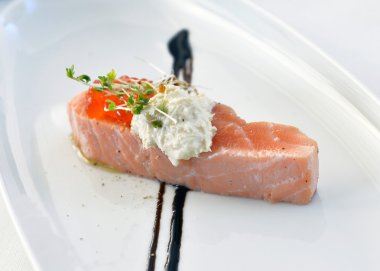 Kırmızı havyar ile karın somon