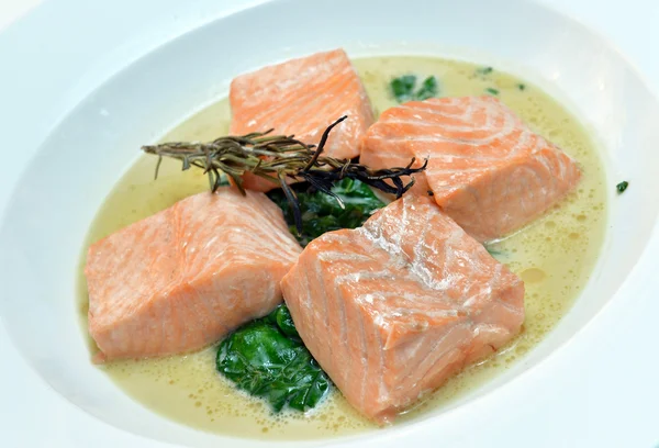 With smoke salmon on spinach — Stock Photo, Image