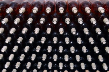 Bir şişe kırmızı şarap.