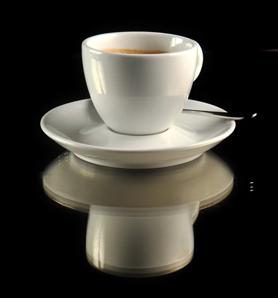 Tasse Kaffee auf der schwarzen — Stockfoto