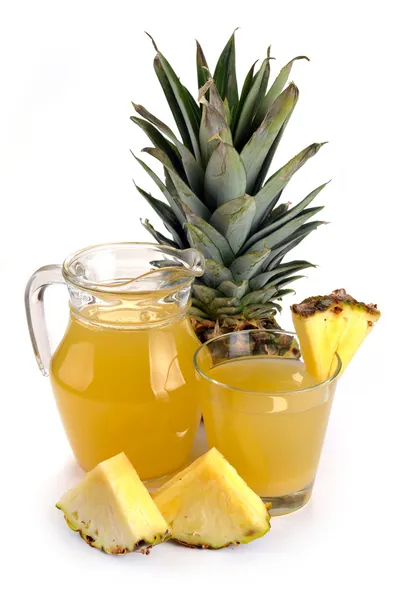 Plein verre et cruche de jus d'ananas — Photo