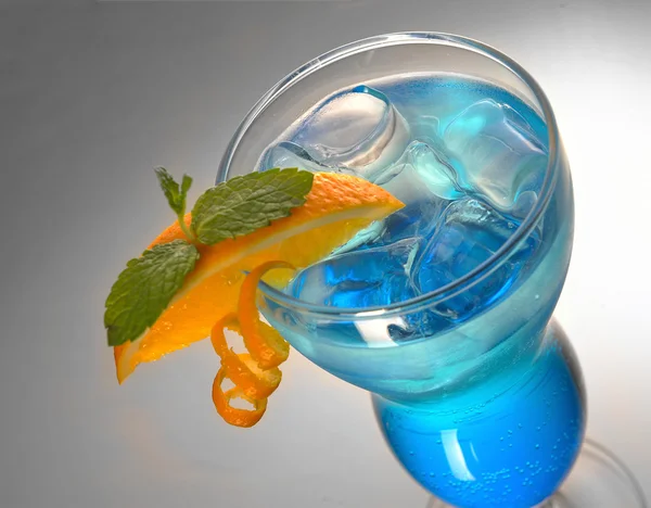 Cocktail azul com gelo e laranja — Fotografia de Stock