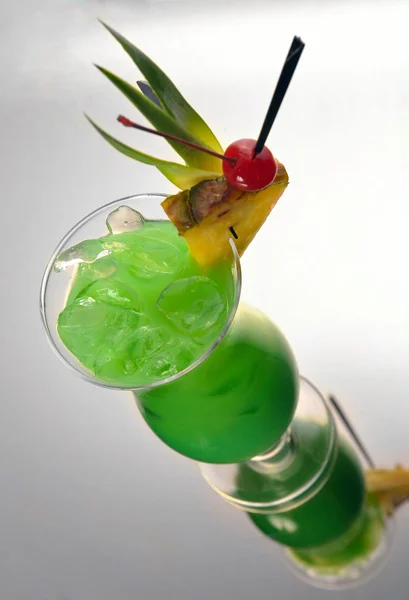 Зелений коктейль з ананасом на сірому — стокове фото
