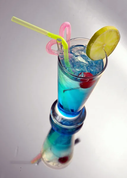 Blue cocktail with ice and lime — Stock Photo, Image