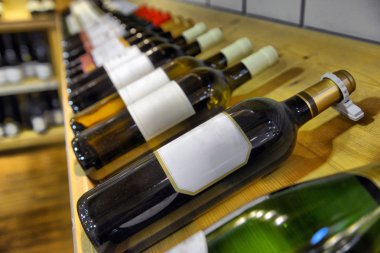 Kırmızı ve beyaz şarap şişe