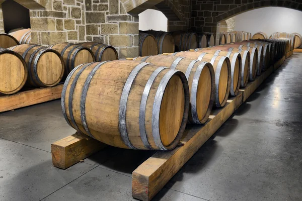 Beczki w piwnicy winiarskiej — Zdjęcie stockowe