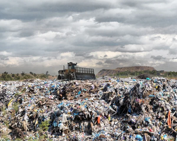 Bulldozer en un basurero — Foto de Stock