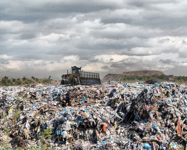 Bulldozer su una discarica di rifiuti — Foto Stock