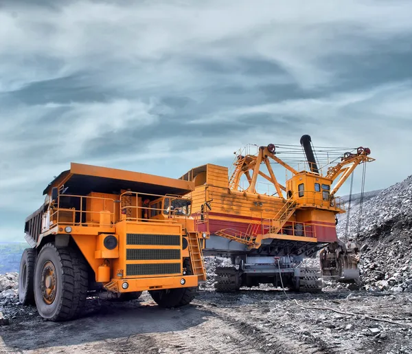 Loading of iron ore — Stock Photo, Image