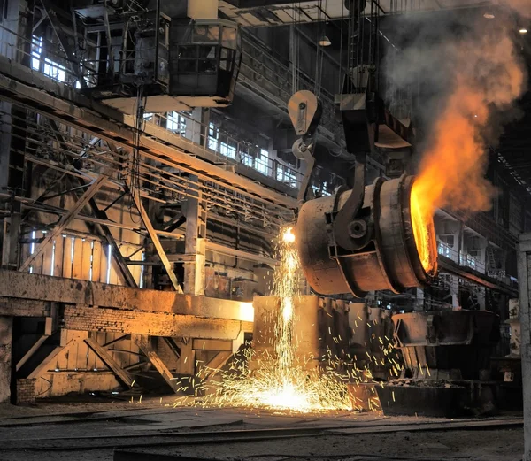 Smelting of the metal in the foundry — Stock Photo, Image