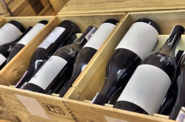 Kırmızı ve beyaz şarap şişe