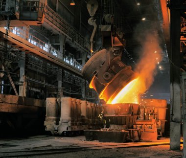 Dökümhanedeki metalin erimesi.