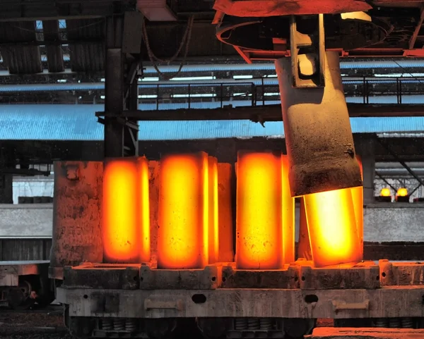 The crane removes forms from the heated steel pigs — Stock Photo, Image