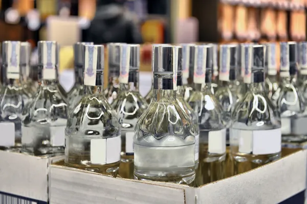 Vodka em uma caixa de papelão — Fotografia de Stock