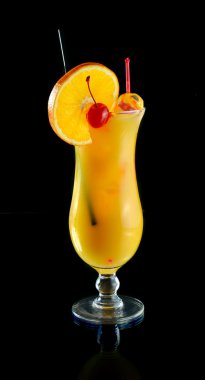 Turuncu siyah kiraz kokteyli