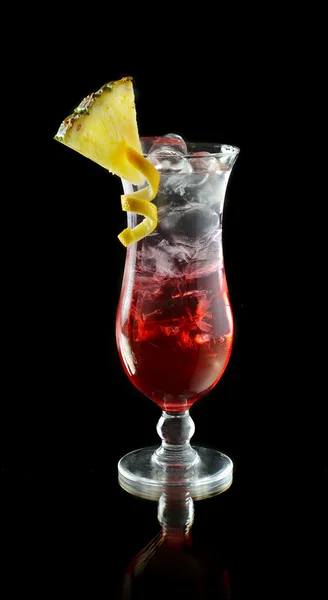 Iced rum cocktail met ananas — Stockfoto
