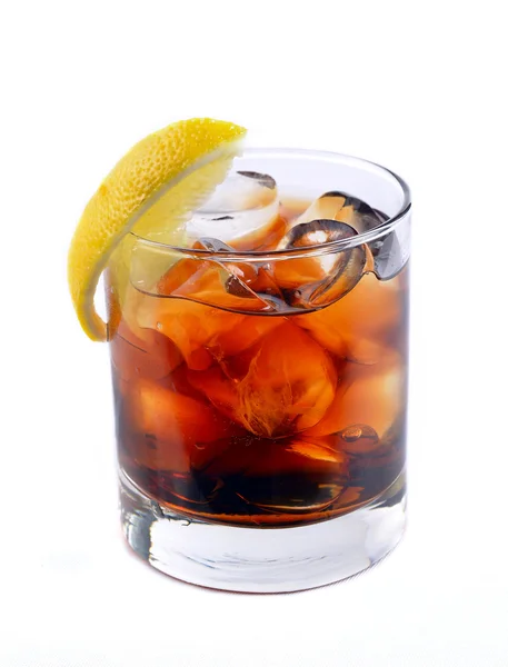 Cocktail met ijs cola whisky — Stockfoto