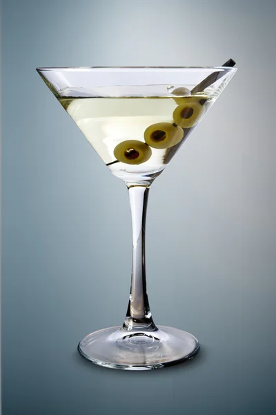 Martini met olijven — Stockfoto