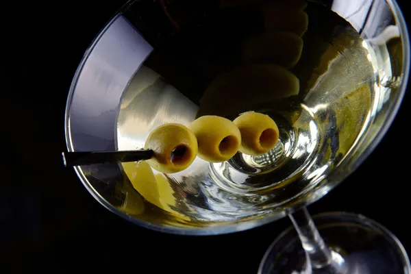Martini z oliwkami — Zdjęcie stockowe