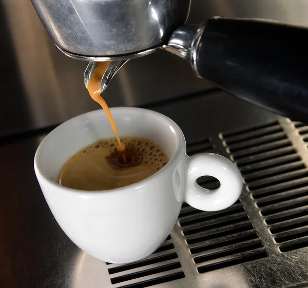 Espresso vertiendo en una taza — Foto de Stock