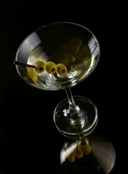 Martini con aceitunas —  Fotos de Stock
